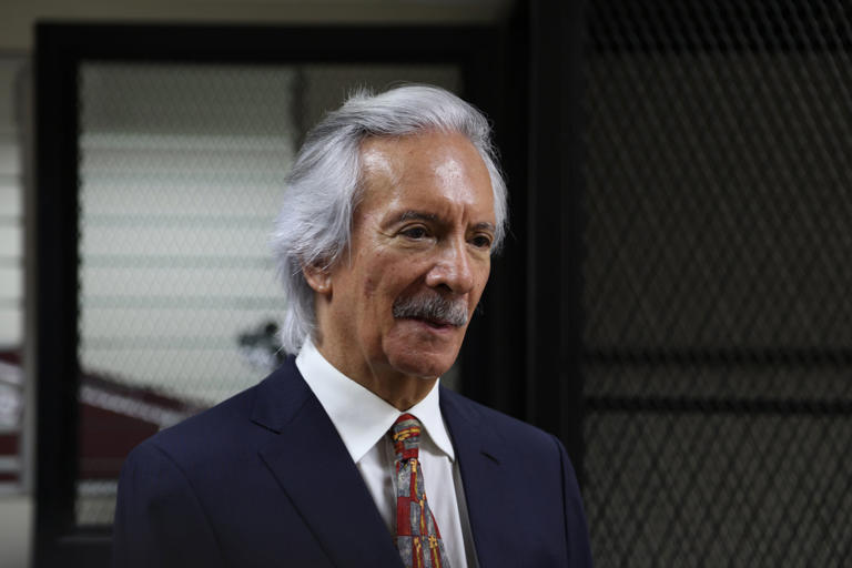 “No es tan bueno como aparenta”, advierte José Carlos Zamora. “Todo todavía está complicado y lejos de arreglarse. Porque, por un lado, mi papá tiene ese segundo caso en el que la audiencia lleva 30 meses de retraso y, mientras eso no se resuelva, aunque aquí todo se resolviera, él sigue en prisión preventiva”.